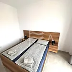 Marine Jewel Retreat B52 * Golem (Tirana)